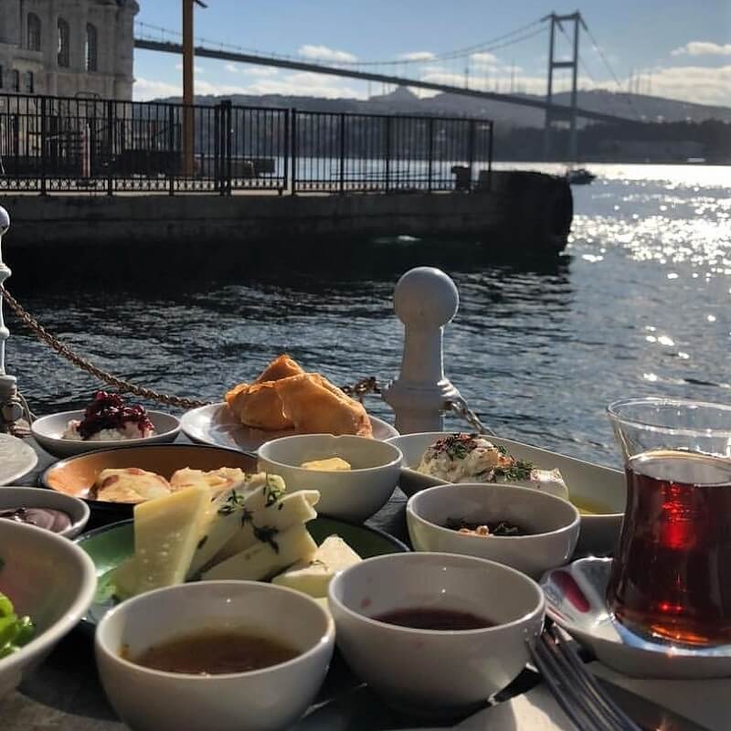 Завтрак в стамбуле недорого. Террасы Стамбул Ortakoy. Турецкий симит Стамбул. Seven Hills Стамбул. The House Cafe Ortaköy.