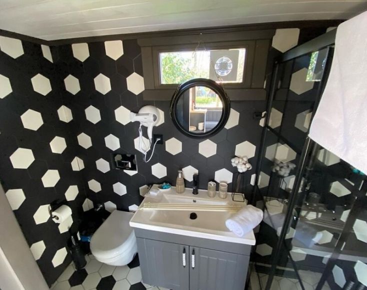 Sapanca Gölü Kıyısında Tiny House ve Jakuzili Bungalov Evler Bir Arada