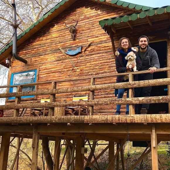 İzmir Torbalı’da Orman İçinde Ağaç Evler ve Ücretleri Gezenti Anne