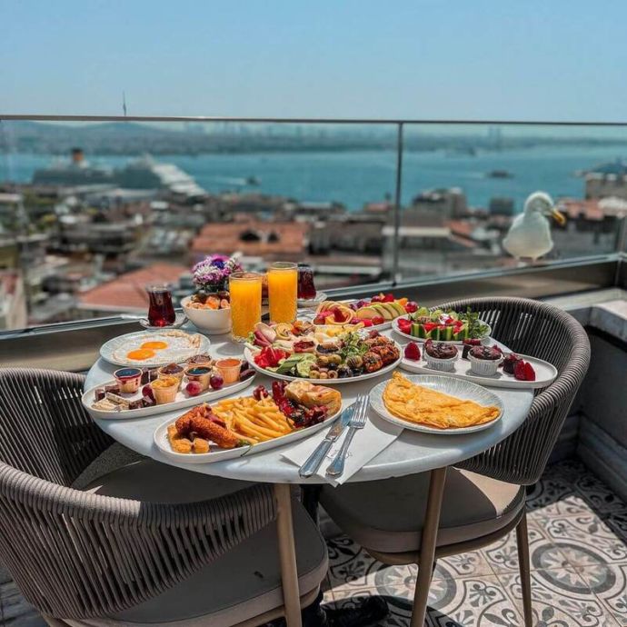 Galata’da Boğaz Manzaralı Açık Büfe Kahvaltı, BARNATHAN ROOF 2026 ...